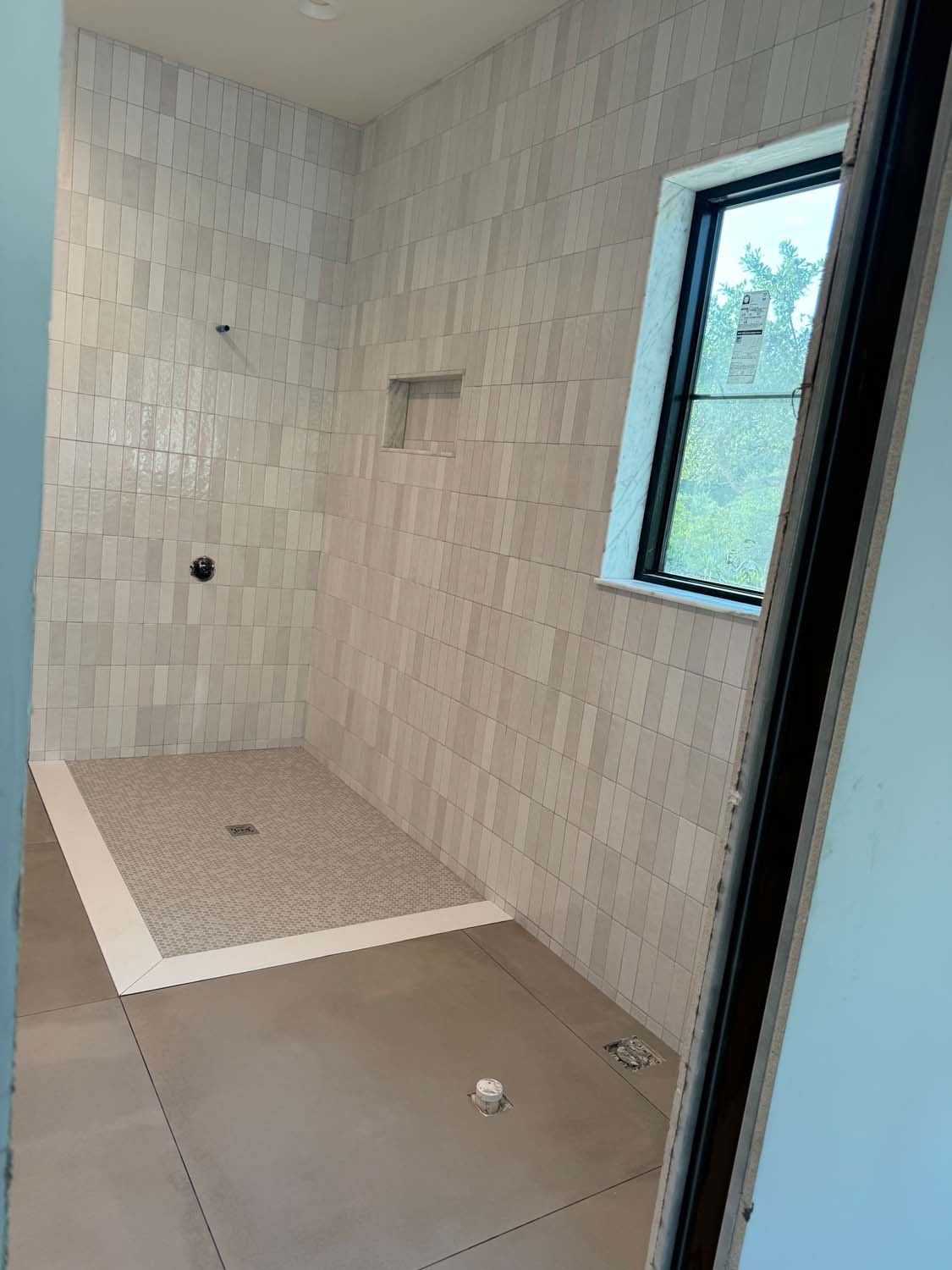 Light porcelain shower with a niche and a window