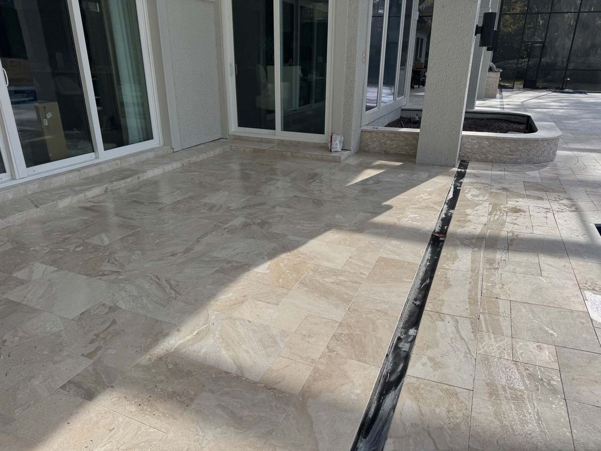 Lanai in porcelain plank tile with a linear drain