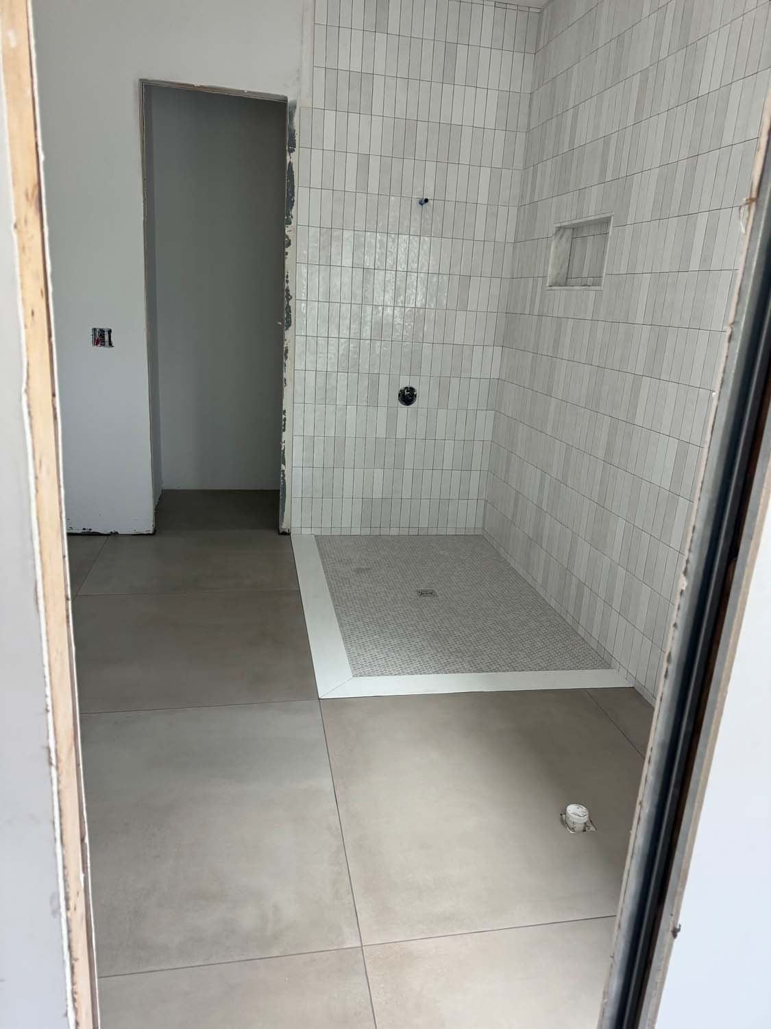 Shower walls in handmade-look white tile