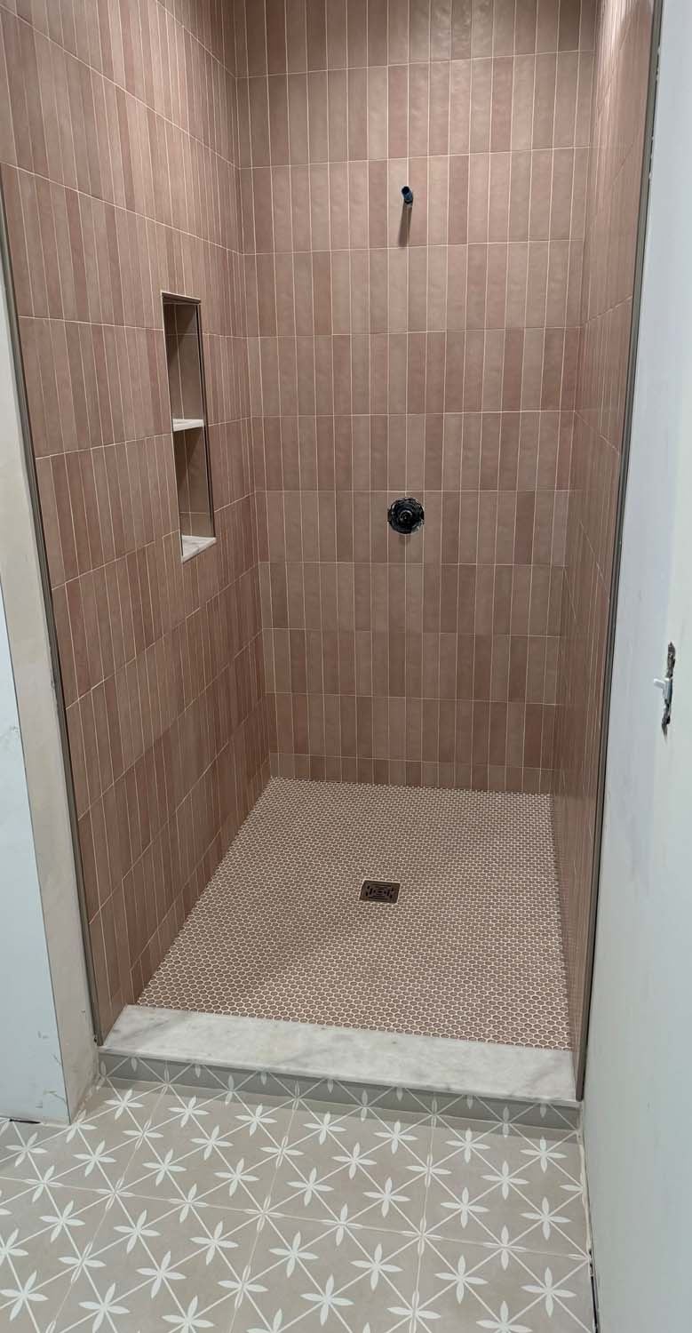 Wood-look plank shower with a niche